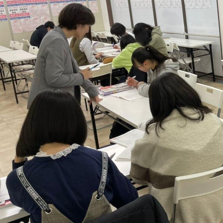 プラスアカデミー深井東校　【深井中学校・東百舌鳥中学校専門】 教室画像3