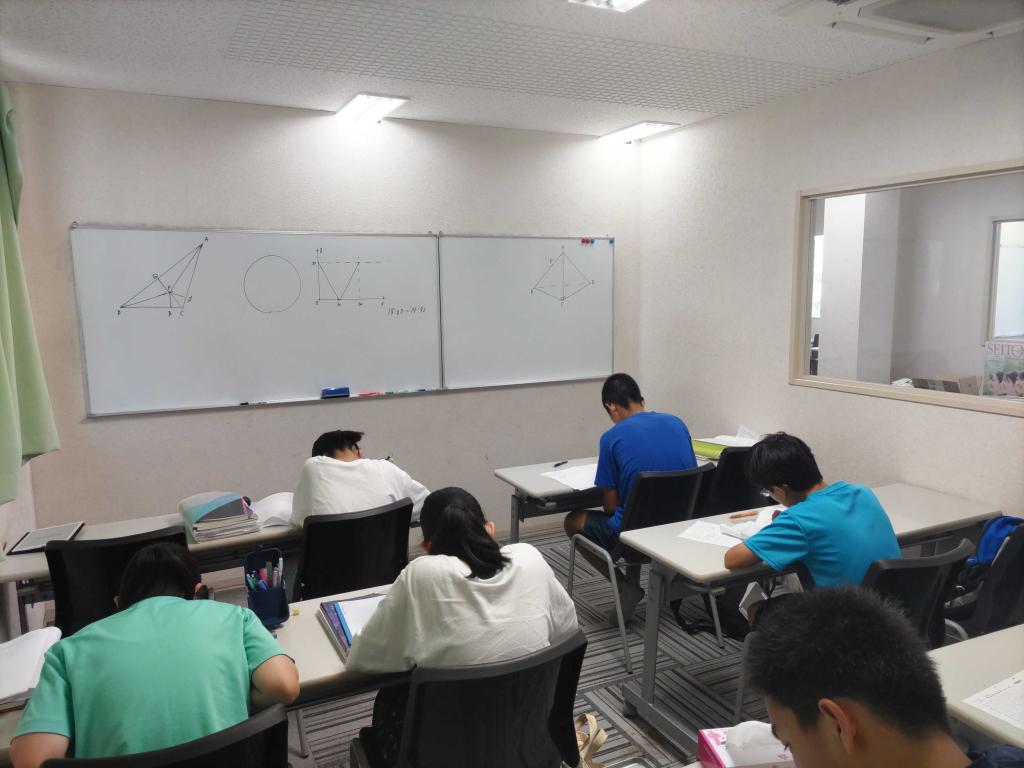 数理進学予備校イーズ春日教室 教室画像3