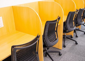 いつでも利用できる自習席も生徒の様子を一目で見渡せます。