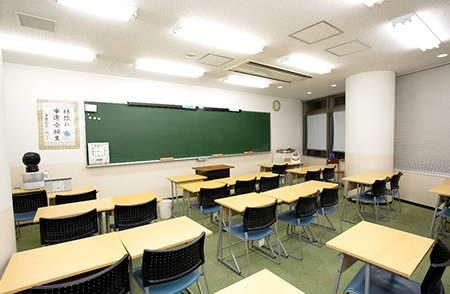 清潔で廊下からも見える化された開放的な教室