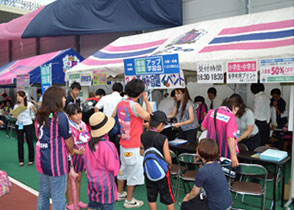 セレッソ大阪の「夏休み宿題イベント」の様子。サッカースタジアムに特設の教室が出現します。